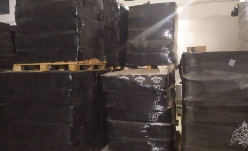 В Ярославской области обнаружили завод по производству поддельного алкоголя. Изъято более полумиллиона бутылок