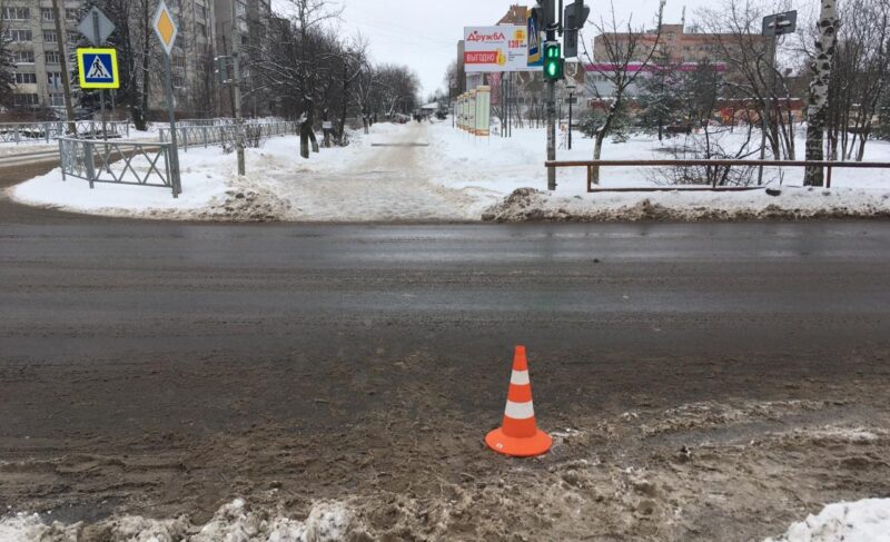 В Волжском пенсионерка попала под колёса иномарки. Женщину госпитализировали