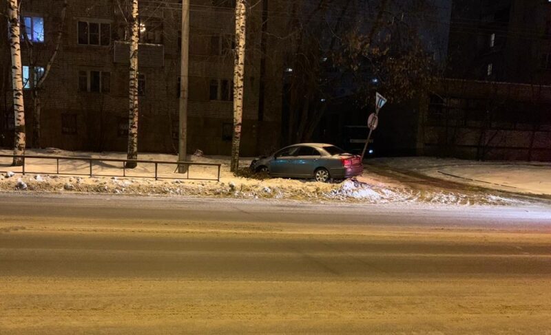 В Рыбинске Toyota врезалась в дерево
