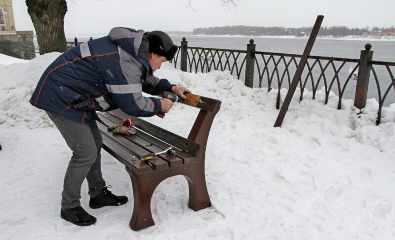 Из песка и пластика: в Рыбинске установили первую экоскамейку