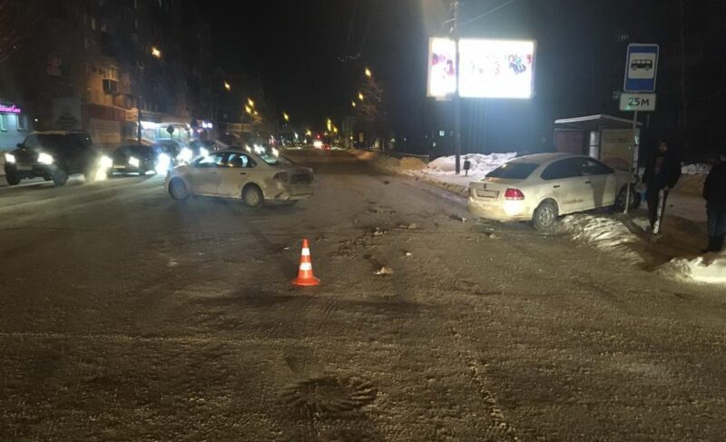 В Рыбинске столкнулись два Volkswagen Polo. Пострадала женщина