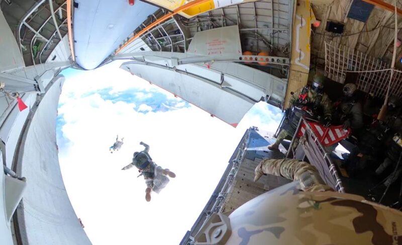 Главу Рыбинска наградили орденом Мужества за десантирование в Арктике