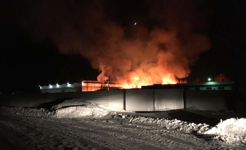 Пожар на территории бывшего «Полиграфмаша»: сгорело здание пилорамы площадью 800 квадратных метров