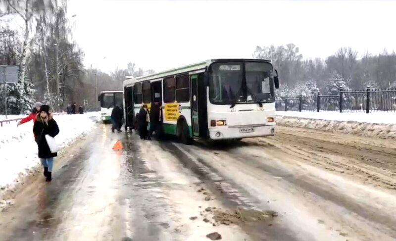 «Ледяные» дороги: в Рыбинске пассажирам пришлось толкать автобус. Видео
