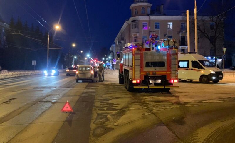 В Рыбинске на проспекте Ленина сбили пешехода. Мужчину госпитализировали