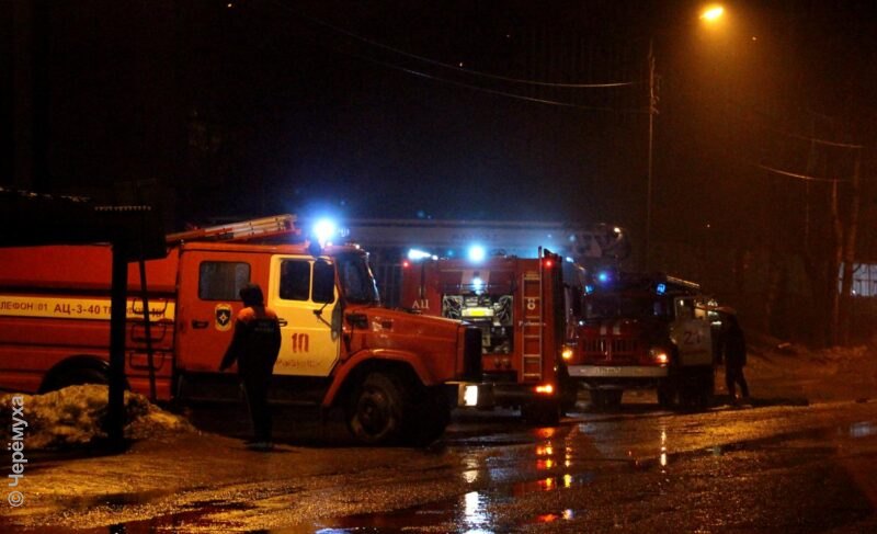 Угроза котельной и плохое водоснабжение: пожарные шесть часов тушили ангар на улице Труда