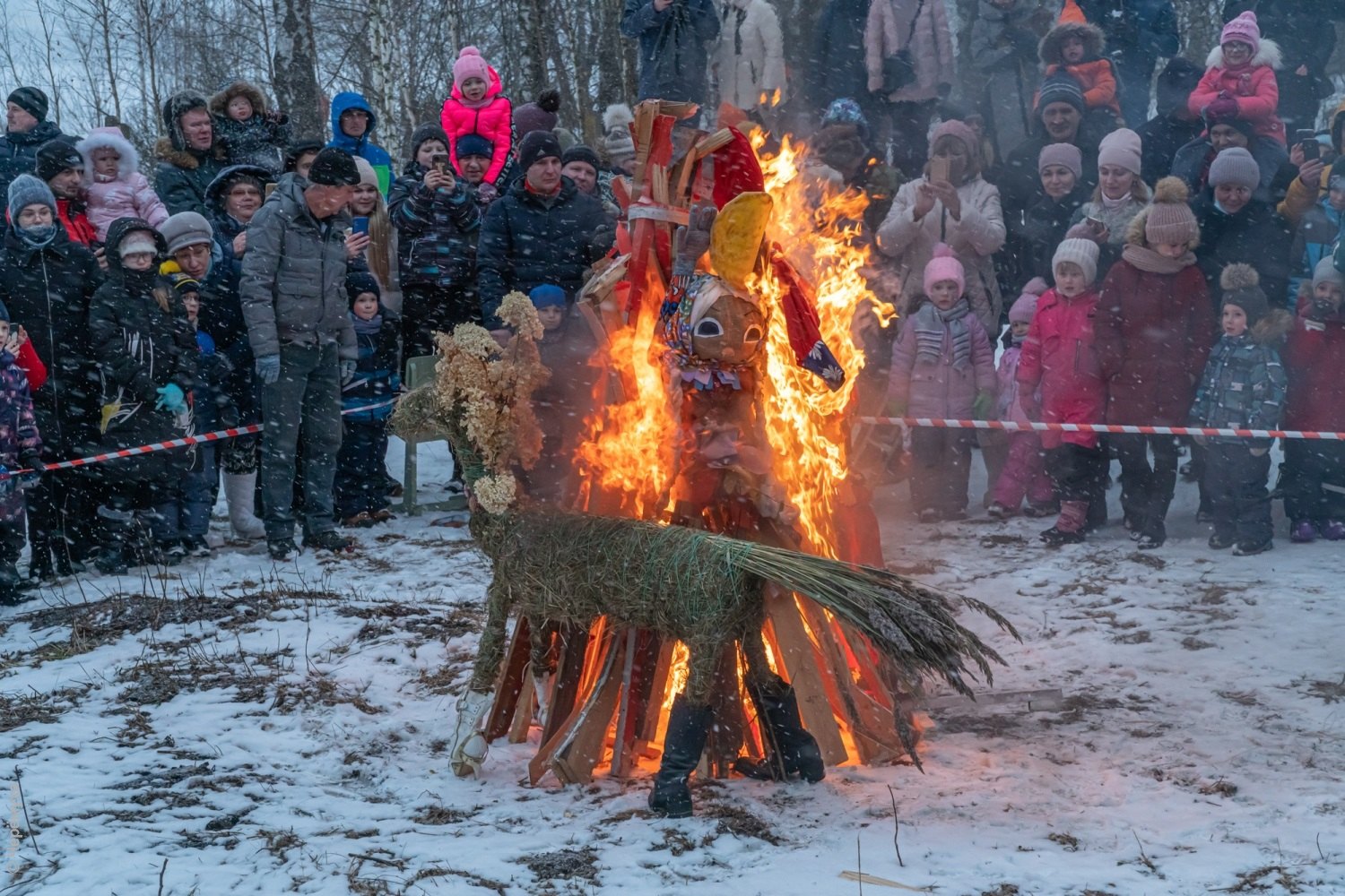 Сжигание масленицы в ярославле. Костюм Масленицы. Костюм зимы на Масленицу. Масленицу сожгли зиму проводили. Сжечь Масленицу в домашних условиях.