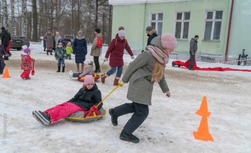 Перетягивание каната, зимние забавы и сжигание чучела. Фоторепортаж с масленичных гуляний на ГЭСе