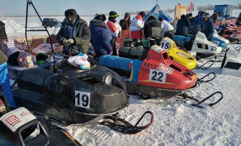 В Нарьян-Маре прошёл кросс на «Буранах», созданных в Рыбинске. Снегоходу победителя 45 лет!