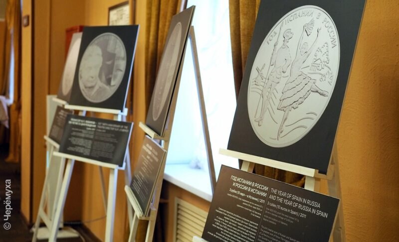 «Это настоящие “жемчужины”». В драматическом театре открылась фотовыставка монет