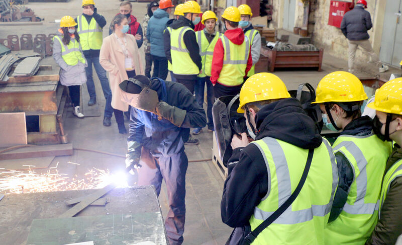 О судах, снегоходах и двигателях: промышленные предприятия проводят экскурсии для школьников