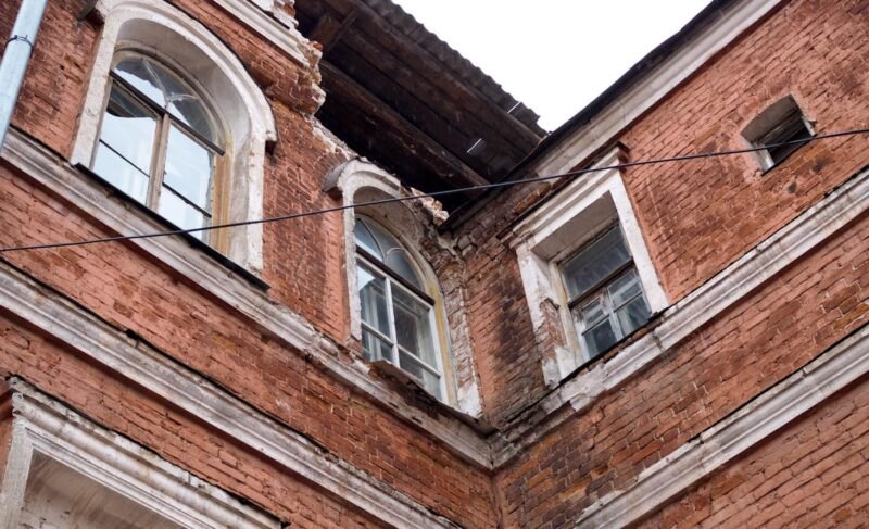 Дом Расторгуева рискует превратиться в руины раньше, чем его продадут. Фото и видео, которые не добавляют оптимизма