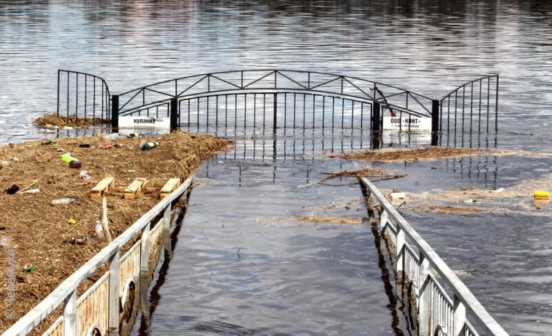 Под водой причал и нижний ярус: фоторепортаж с затопленной набережной