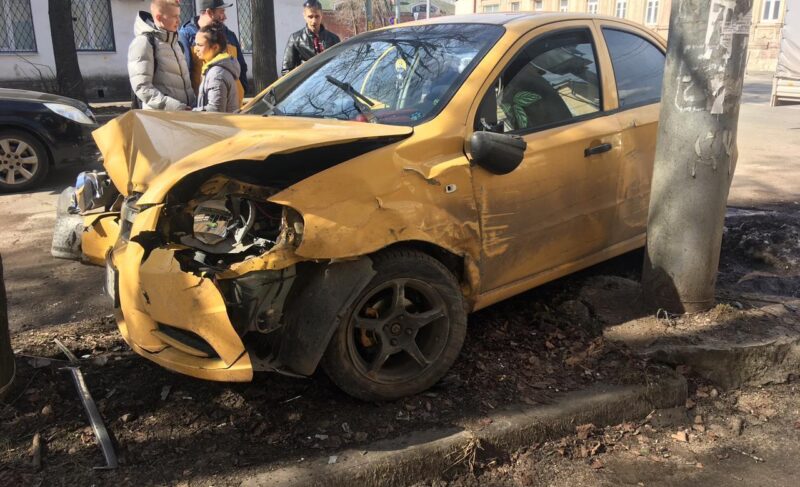 Сбитый пешеход и столкновение на перекрёстке — сводка ДТП на рыбинских дорогах