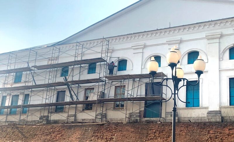 Приступили к ремонту: на Лоцманской бирже появились леса