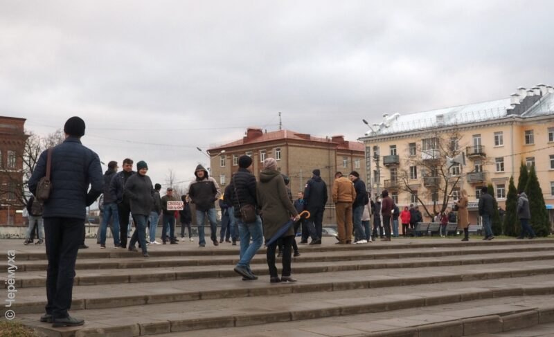 В отношении мужчины, который вышел на апрельский митинг с плакатом, составили два протокола