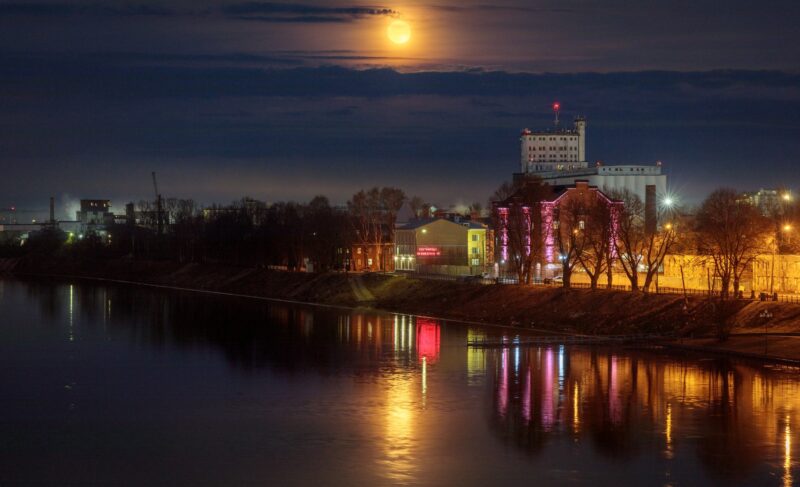Рыбинская ГЭС увеличивает сбросы. Открыт третий затвор плотины