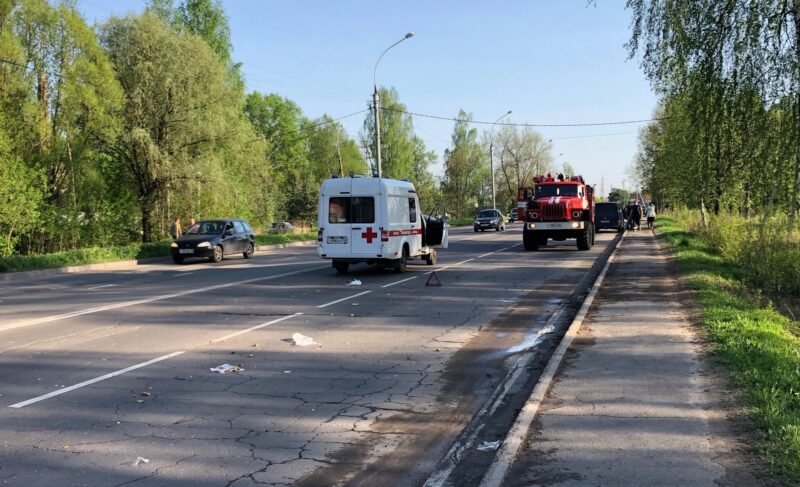 На Софийской микроавтобус сбил женщину. Пострадавшую госпитализировали