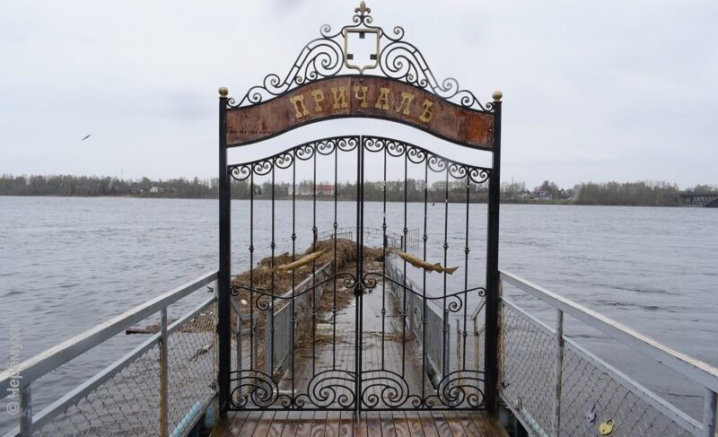 Вода отступает. Волжская набережная после подтопления. Фото
