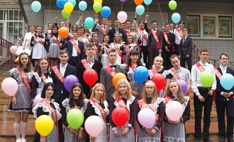 Банты, платья и костюмы: для выпускников прозвучал последний звонок. Фото