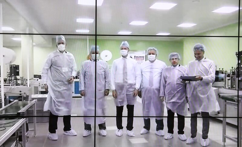 В регионе увеличат объёмы производства медицинской одежды и масок. Дмитрий Миронов запустил обновлённый цех