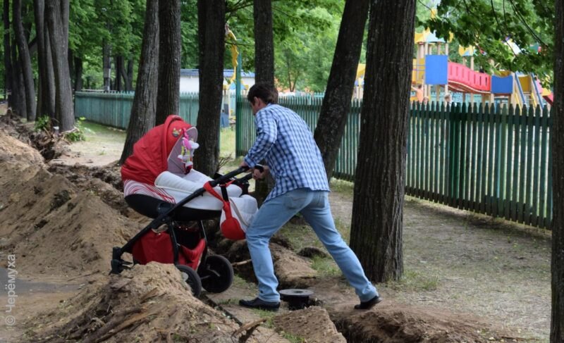 Траншеи, вырубки и снятая плитка. Работы в Волжском парке в фоторепортаже Александры Кузнецовой