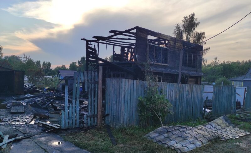 На Слипе сгорели два дома, автомобиль и гараж