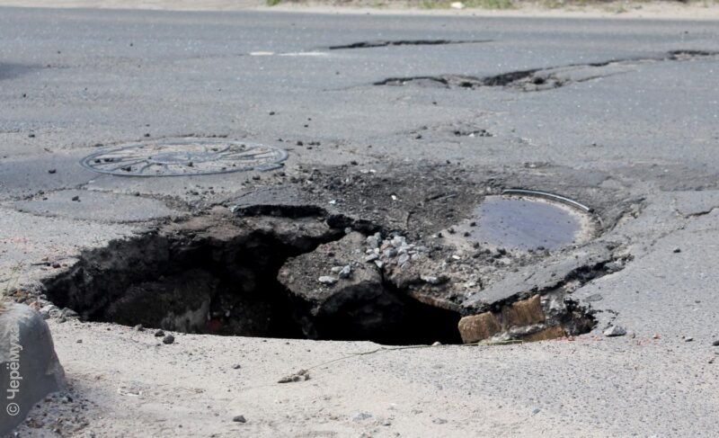 Провал на Моторостроителей: водоканал приступил к работам