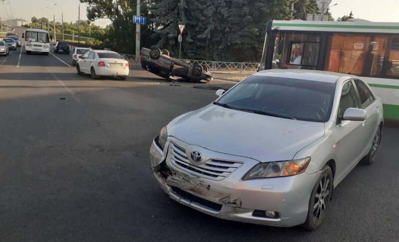 Сбитый велосипедист, тройное ДТП, перевёрнутая иномарка и столкновение с лосем — сводка дорожных происшествий