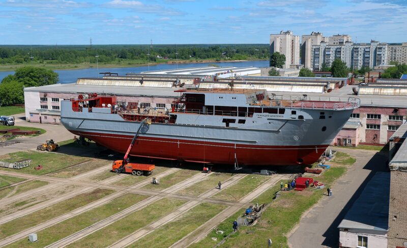 Самое большое в истории завода: на «Вымпеле» спускают на воду судно «Геннадий Дмитриев»
