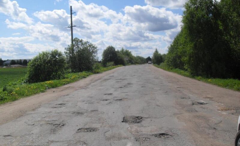Рыбинская прокуратура через суд требует отремонтировать дорогу на Большое Село