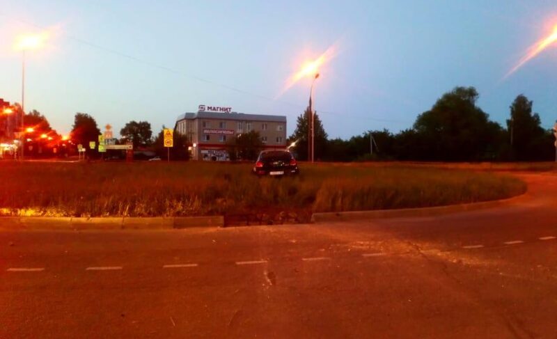 Вылетел с дороги и бросил пассажира: в Рыбинске ищут водителя иномарки, попавшей в ДТП