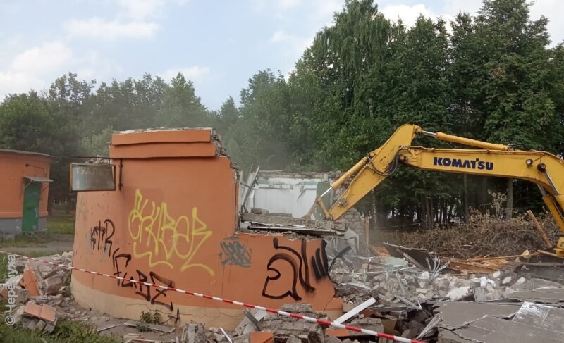 На Волжской набережной снесли туалет. Ранее вместе с ним продали участок земли в парке