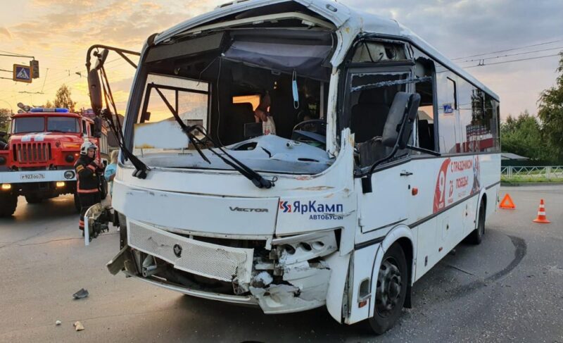 В Рыбинске столкнулись автобус и бензовоз. Пострадал водитель
