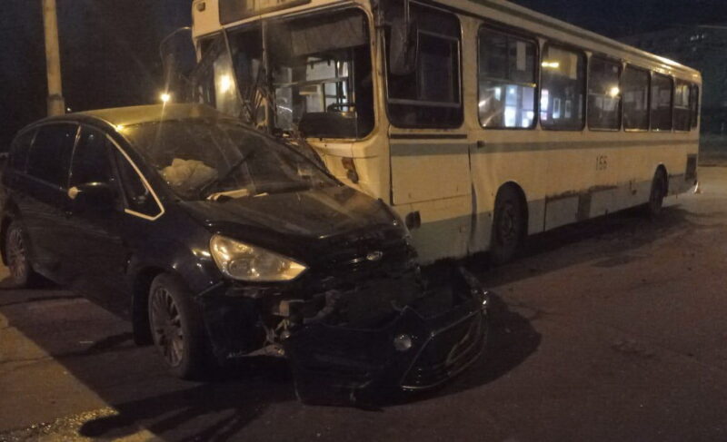 На Гражданской столкнулись иномарка и автобус. Пострадали водители