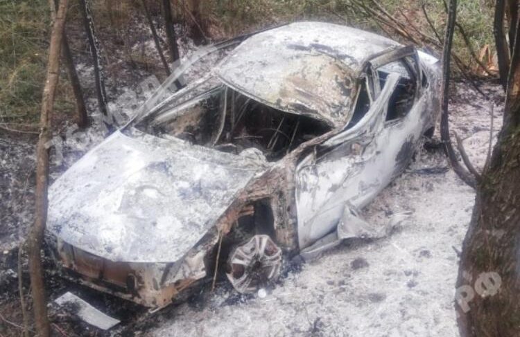 В Рыбинском районе сгорел автомобиль. В салоне обнаружили погибшего человека