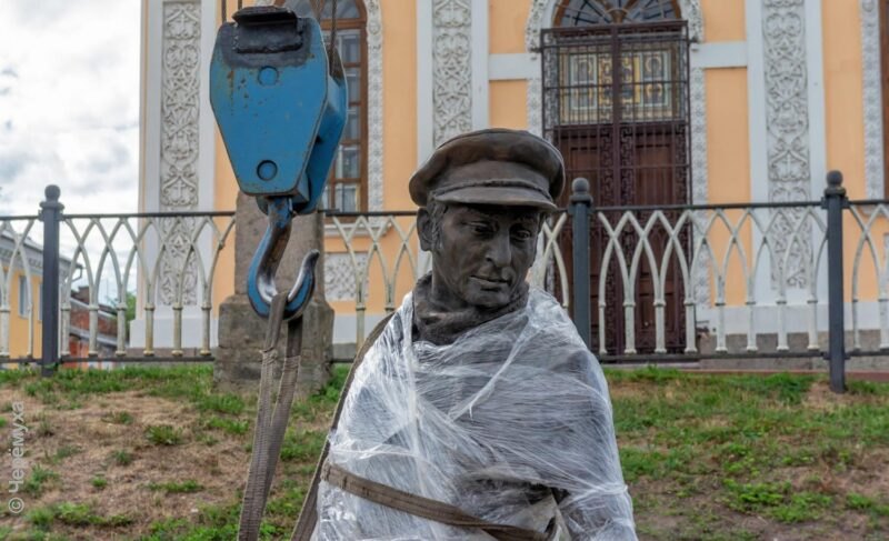 Куда повернуть Остапа? В Рыбинск привезли бронзовые фигуры киногероев