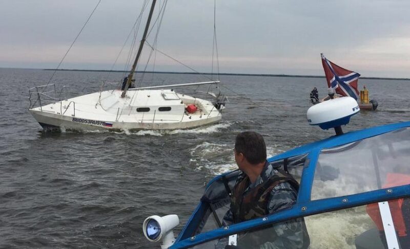 Сбились с курса: в Рыбинском водохранилище яхта села на мель