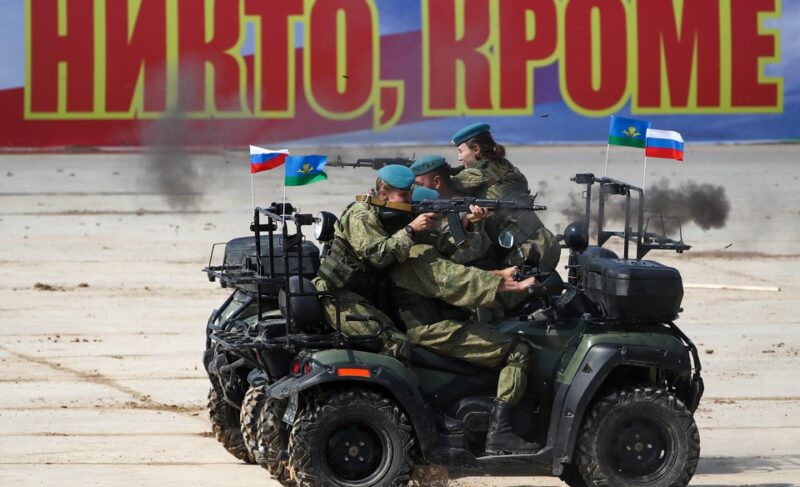 Мотовездеходы «Русской механики» выступили на военно-спортивном празднике в Подмосковье. Видео с эффектным «танцем»