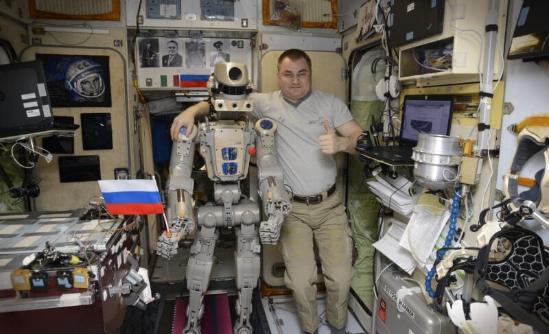 Праздник в кругу друзей и близких: космонавту Алексею Овчинину исполнилось 50