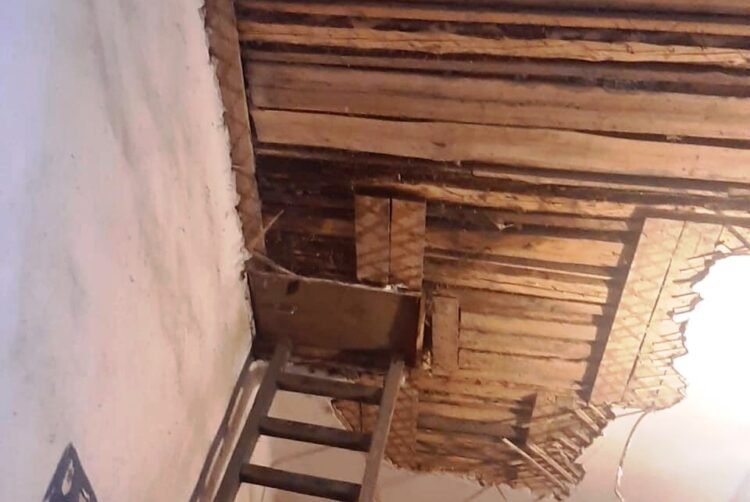 Под Рыбинском в подъезде одного из домов обрушился потолок. Дом признан аварийным три года назад, но до сих пор не расселён