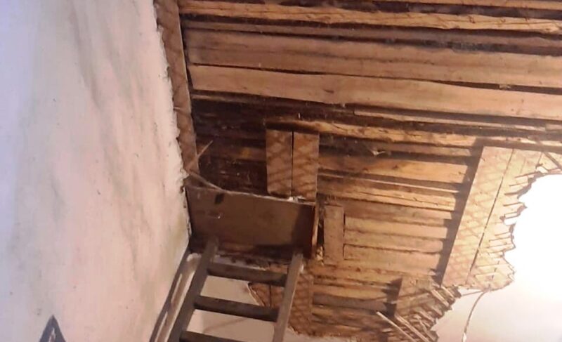 Под Рыбинском в подъезде одного из домов обрушился потолок. Дом признан аварийным три года назад, но до сих пор не расселён