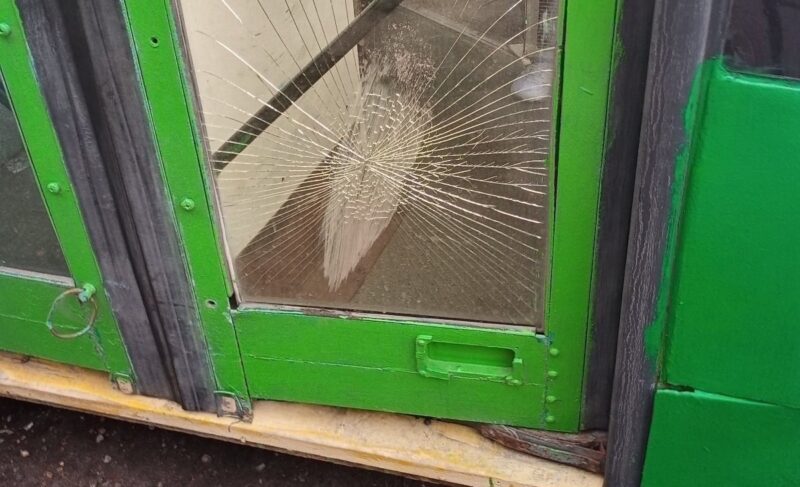 Происшествие в «Рыбинскэлектротрансе»: мужчина разбил дверь троллейбуса