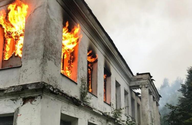 Обрушился второй этаж: на Юршинском острове горит дом с историей