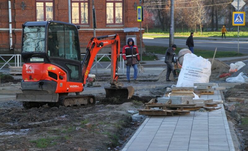 Фонтан консервируют, тротуары ремонтируют. Продолжение работ на площади Дерунова