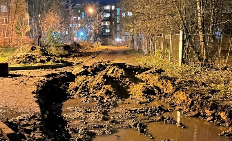 Рыбинцы не могут дождаться ремонта проездов к детсаду и двум школам, хотя казалось, что это будет скоро