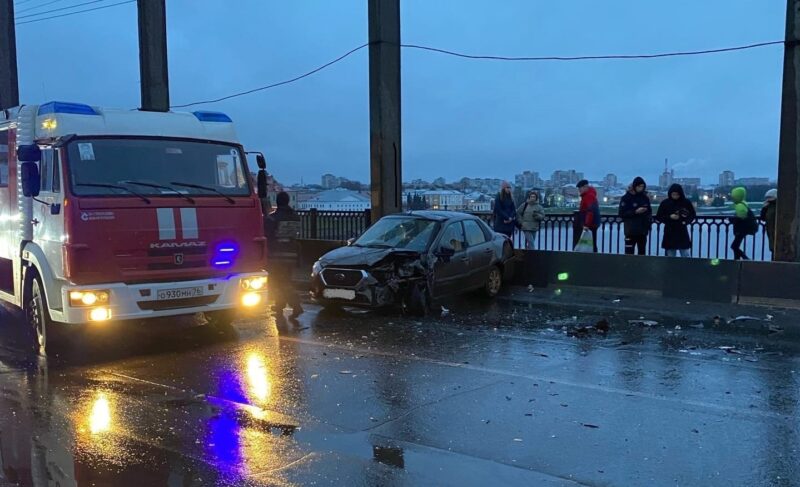 Тройное столкновение на мосту спровоцировало большую пробку