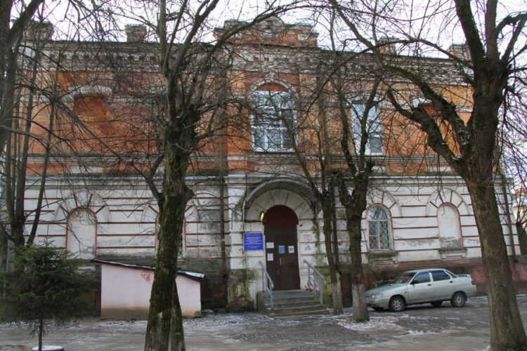 Здание бывшего тубдиспансера перейдёт Рыбинску, Карякинский сад расширят