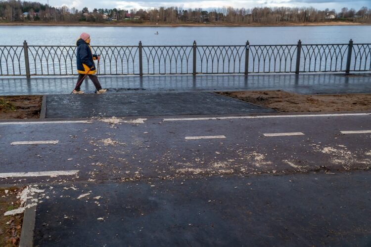 Прошлись катком: в администрации Рыбинска назвали причину повреждения разметки на велодорожке в Волжском парке