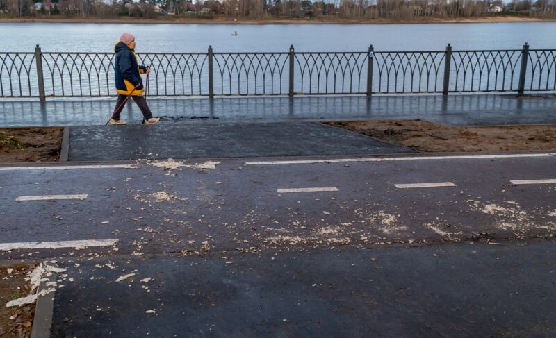 Прошлись катком: в администрации Рыбинска назвали причину повреждения разметки на велодорожке в Волжском парке